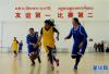 4月30日，在女篮赛场上，林周县篮球队球员达娃央宗（右二）在比赛中运球突破。新华社记者 晋美多吉摄