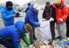 当日，西藏喜马拉雅高山环境保护基金会成员和志愿者在珠峰大本营对收集的登山垃圾进行分类。新华社记者 黄浩铭 摄