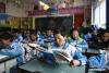 在青海省玉树藏族自治州玉树市上拉秀乡中心寄宿制小学，四年级学生在教室里上课（5月7日摄）。由国家电网浙江省电力公司援建的50千瓦光伏发电站已连续4年为学校供电。