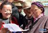 5月9日，藏族老阿妈达娃(右)戴上老花镜后说：“现在看清楚了！” 