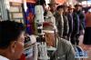 5月9日，工作人员为藏区老人检查视力。