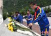 当地学生在地震遗址前敬献鲜花。 安源 摄