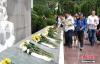 民众在地震遗址前敬献鲜花。 安源 摄