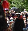 5月12日，藏戏艺人在拉萨市龙王潭公园表演藏戏。