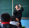 拉姆次仁在给听障班一年级学生上数学课(5月18日摄)。新华社记者 晋美多吉 摄