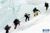 这是2005年5月拍摄的西藏登山队员正在艰难攀登珠峰，协助国家测绘局完成珠峰高程重测任务。 新华社记者 索朗罗布 摄