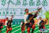 西藏白朗县第八届果蔬采摘节上的歌舞表演（5月30日摄）。