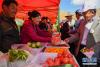 5月30日，当地农牧民群众在采摘节上为顾客展示果蔬产品。