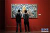 5月30日，观众在展览上欣赏唐卡作品《释迦牟尼说法图》。