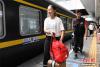 5月30日，65名广东普宁市华美实验学校高三青海玉树班藏族同学从深圳火车站乘坐广铁Z230次列车返乡备战高考。