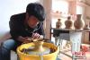 图为藏陶工艺——拉坯。安源 摄