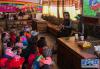 西藏图书馆的“故事姐姐”在驻村点为查卧村儿童讲述童话故事(6月3日摄)。新华社发(加代 摄)