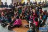 查卧村儿童在听西藏图书馆的“故事姐姐”讲故事(6月3日摄)。新华社发(加代 摄)