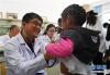 6月6日，陆军总医院附属八一儿童医院儿童心脏中心主任周更须在拉萨为孤残儿童检查身体。