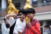 6月9日，合肥市第三十五中学西藏班的初三毕业生(左)与校友留影告别。新华社记者 张端 摄