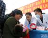 6月9日，北京大学第一医院儿科专家姚勇(右二)与西藏自治区人民医院儿科医生共同为患儿诊治。新华社记者 晋美多吉 摄