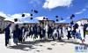 西藏藏医学院硕士毕业生欢庆顺利毕业(6月14日摄)。新华社记者 晋美多吉摄