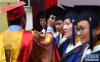 西藏藏医学院院长、博士生导师尼玛次仁在毕业典礼上为硕士毕业生拨穗(6月14日摄)。新华社记者 晋美多吉摄