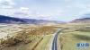 这是西藏雅鲁藏布江沿岸拉萨至山南高等级公路沿线经防沙固沙工程改造后的局部画面(4月11日无人机拍摄)。新华社记者刘东君摄
