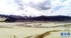 这是西藏雅鲁藏布江沿岸拉萨至山南高等级公路沿线的裸露河床，雅鲁藏布江沿岸防沙固沙工程将逐步覆盖这一区域(4月11日无人机拍摄)。新华社记者刘东君摄