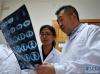 6月19日，来自北京大学肿瘤医院的郭军教授(右)和西藏自治区人民医院医生在病房开展现场会诊。新华社记者 晋美多吉摄