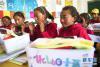 6月20日，甘肃省甘南藏族自治州夏河县吉仓乡中心寄宿制小学的孩子拿起“HELLO小孩”爱心套餐包内的口琴试吹。