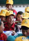 6月20日，甘肃省甘南藏族自治州夏河县吉仓乡中心寄宿制小学的孩子领到“HELLO小孩”爱心套餐包。