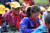 6月20日，甘肃省甘南藏族自治州夏河县吉仓乡中心寄宿制小学的孩子戴上“HELLO小孩”爱心套餐包内的安全小黄帽。