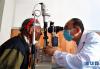 6月22日，在拉萨市人民医院眼科诊室，医生对疑似白内障患者进行筛查。新华社记者 晋美多吉摄