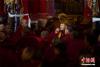 图为西藏僧人参加晋升格西拉让巴夏季预考。中新社记者 何蓬磊 摄