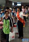 7月4日，南昌西站工作人员护送学生进站上车。新华社记者 宋振平 摄
