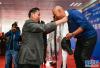 7月14日，西藏自治区体育局局长尼玛次仁(左二)为荣获“秀兹”比赛一等奖的山南市选手次仁曲扎敬献哈达。新华社记者 刘东君摄