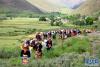 7月14日，西藏山南市琼结县拉玉乡强吉村村民参加“望果节”祈福。新华社发(伦珠泽仁摄)