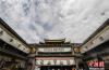 塔尔寺位于青海省西宁市西南25公里处的湟中县城鲁沙尔镇，是中国西北地区藏传佛教的活动中心，在中国及东南亚享有盛名。 中新网记者 富宇 摄