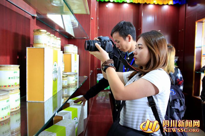 外国留学生走进藏区农村合作社 看红原品牌如