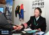 7月24日，天上西藏邮局营业员措姆在为游客提供服务。新华社记者 李贺 摄