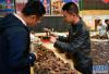 顾客(左)在西藏林芝市米林县南伊村白灵芝种植基地了解白灵芝产品(7月27日摄)。新华社记者 刘东君 摄