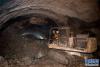 7月30日，施工人员在拉林高等级公路米拉山隧道用挖掘机清理洞渣。新华社发（旦增尼玛曲珠 摄）