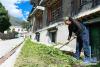 林芝市朗县洞嘎镇卓村村民在家门口除杂草（7月26日摄）。