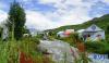 在拉萨市近郊达东村，“过林卡”的群众撑起的帐篷在山间河谷小溪畔依次排开(8月4日摄)。新华社记者 刘洁 摄