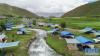 在拉萨市近郊白定村，“过林卡”的群众撑起的帐篷在小溪旁排开(8月4日无人机拍摄)。新华社记者 刘东君 摄