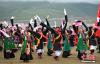 藏族同胞展示民俗舞蹈。刘忠俊 摄