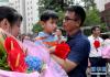 8月5日，上海市第三批援藏教师、普陀区教育学院的郁龙临行前叮嘱儿子“要听妈妈的话”。