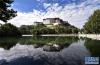 8月8日拍摄的蓝天白云与绿水之间的布达拉宫。新华社记者 觉果 摄