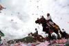 8月8日，青海省玉树藏族自治州称多县藏族民众骑马祭祀嘎多觉吾神山，祈福国泰民安。