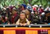 8月12日，一名藏族小朋友正在观看藏戏。中新社记者 何蓬磊 摄