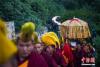 雪顿节是藏族最隆重的传统节日之一，今年雪顿节于8月11日至17日举办。“雪顿”在藏语中意为“酸奶宴”，起源于公元11世纪中叶的雪顿节也因此被解释为喝酸奶的节日。 何蓬磊 摄