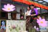 甘南藏族自治州碌曲县尕海镇尕秀村村民尕藏草（右）在自家的牧家乐里为游客准备奶茶（8月10日摄）。新华社记者 陈斌 摄