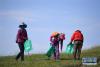 甘南藏族自治州环境保护协会的志愿者在草原上捡垃圾（8月11日摄）。新华社记者 陈斌 摄