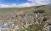 俯瞰勒通古镇千户藏寨（8月13日无人机拍摄）。